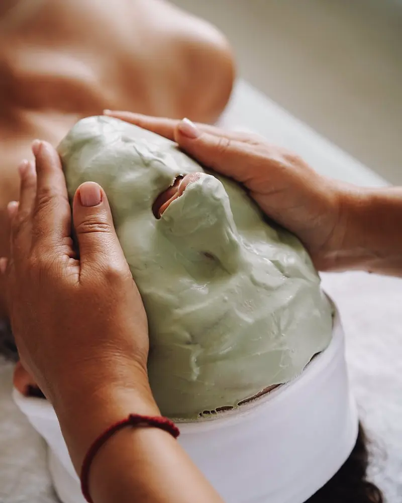 Aplicação de máscara facial de argila, ilustração do procedimento