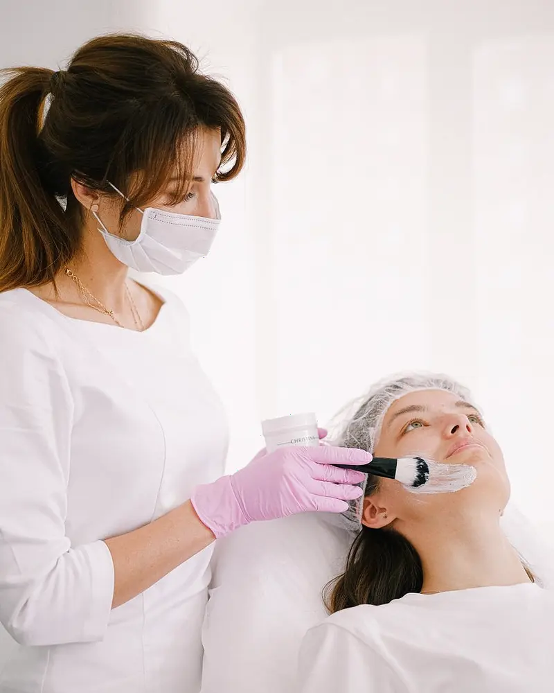 Avaliação facial sendo feita em ambiente claro de atendimento